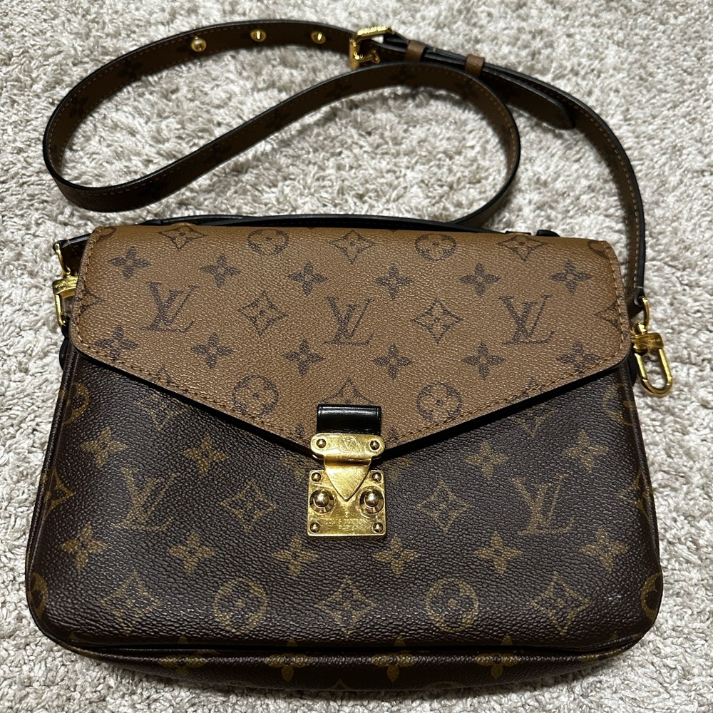 Louis Vuitton Pochette Metis bag in Monogram Reverse
